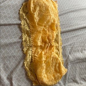 Cute yellow shirt crop top